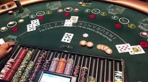 Kamera multi-sudut memberikan transparansi penuh setiap putaran Studio kasino dengan multiple kamera untuk transparansi Lightning Baccarat